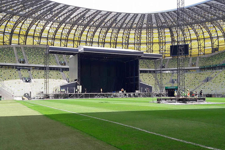 Niedziela, 18 czerwca 2017, trwa budowa sceny na Stadion Energa Gdańsk