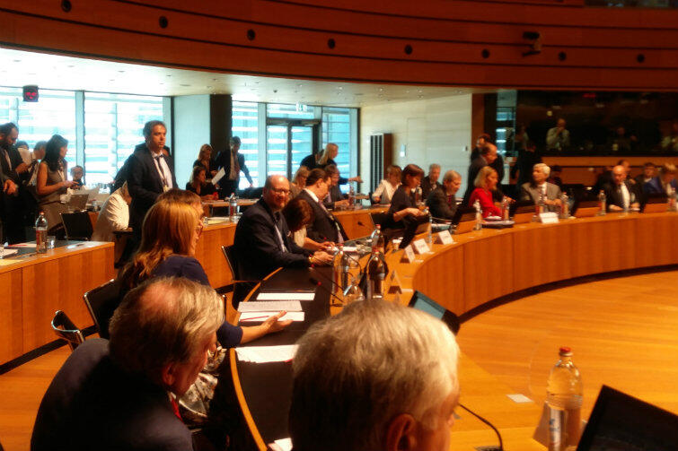 Prezydent Paweł Adamowicz podczas obrad w Luksemburgu (na zdjęciu - w centrum)