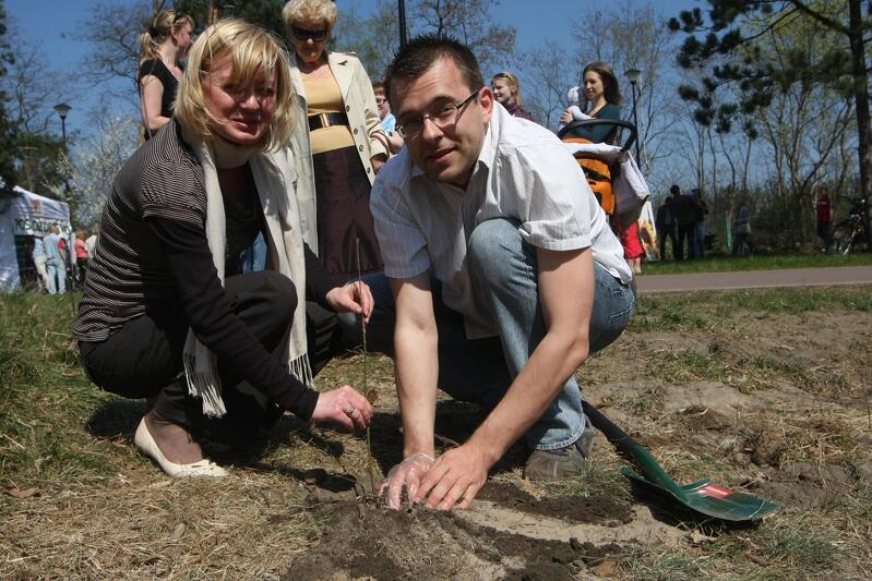 2009 rok, Park Nadmorski koło mola w Brzeźnie. Jednym z ojców sadzących drzewo był wówczas Mirosław Pawłowski. Tutaj na zdjęciu z zoną Anetą 