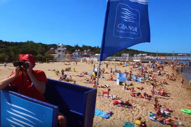 Kadr z filmiku promującego wypoczynek na gdańskich plażach w sezonie 2017