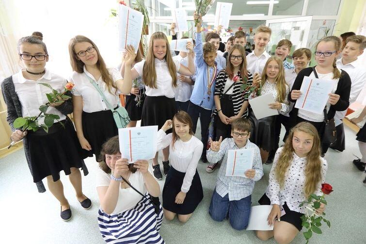 Wreszcie wakacje! Uczniowie Zespołu Kształcenia Podstawowego i Gimnazjalnego nr 12 przy ulicy Burzyńskiego w Gdańsku