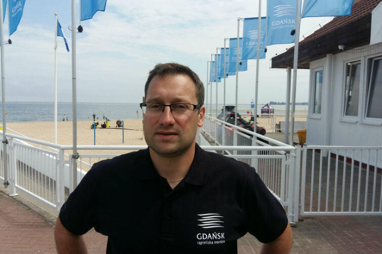 Łukasz Iwański przy molo w Brzeźnie, podczas komisyjnego objazdu gdańskich plaż, w pierwszy dzień sezonu (piątek, 23 czerwca)