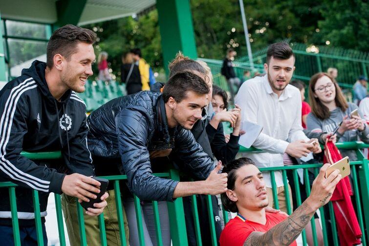 Hector Bellerin, obrońca Arsenalu i reprezentacji Hiszpanii U21, pozuje do selfie z kibicami z Gdańska