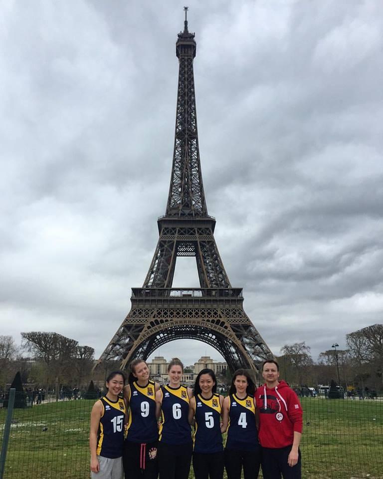 Zawodniczki damskiej drużyny siatkarskiej London School of Economics wraz z trenerem podczas wyjazdu na turniej międzynarodowy w Paryżu, kwiecień 2016 rok