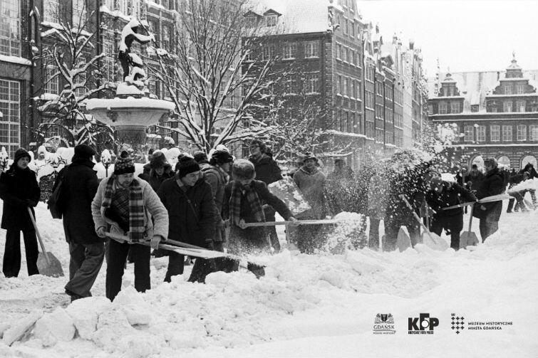 Zima Stulecia. Mieszkańcy Gdańska odśnieżają Długi Targ. 3 stycznia 1979 roku