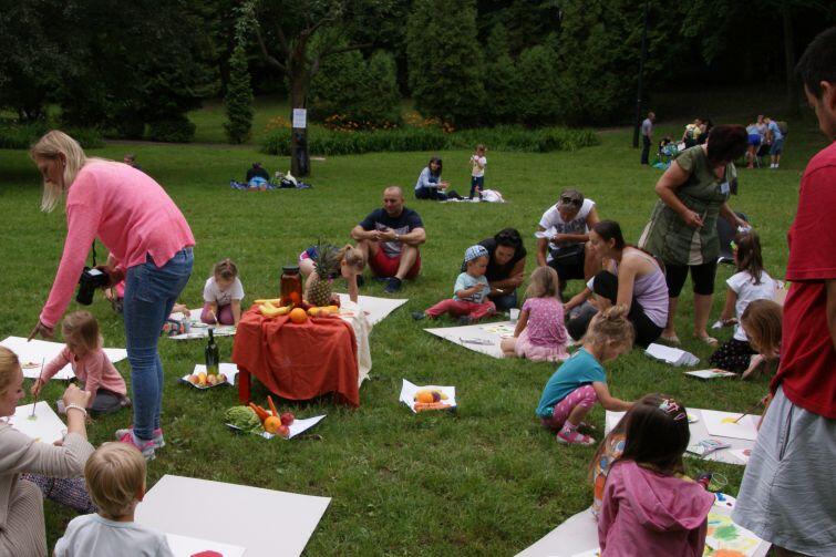 Warsztaty, podczas których najmłodsi uczyli się malować martwą naturę GAK organizował podczas Święta Parku Oruńskiego. Jakimi zajęciami zaskoczy w ramach swojej najnowszej inicjatywy - Mobilnego Domu Kultury?