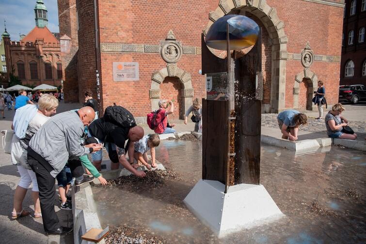 Od środy 28 czerwca w Śródmieściu znowu można poławiać bursztyn - w niecce sezonowej fontanny, która zlokalizowana jest pomiędzy Bramą Wyżynną a Katownią (Muzeum Bursztynu)  