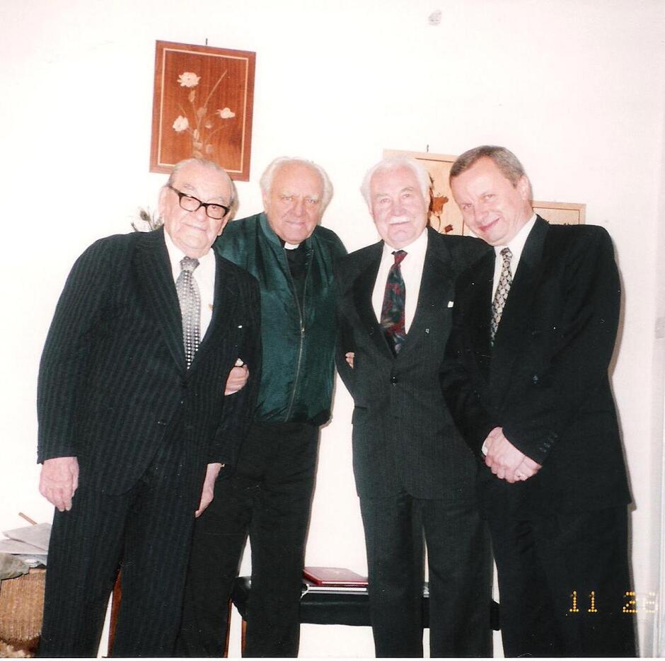 Ze Stefanem Soboniewskim, ks. prałatem Zdzisławem Peszkowskim oraz prezydentem Ryszardem Kaczorowskim, Londyn 1997