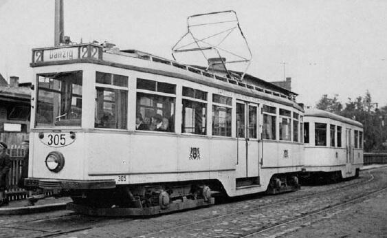 Kremowy tramwaj z niebieskimi pasami i z herbami, numer ewidencyjny 305, co zdradza, że powstał w Gdańskiej Fabryce Wagonów w 1930 roku