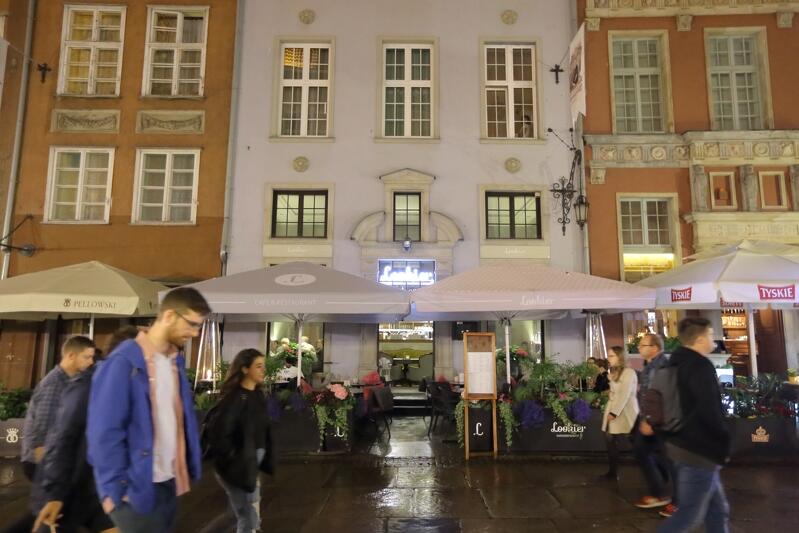 Lookier Cafe przy ul. Długiej: parasole ciemniejsze od elewacji, mnóstwo kwiatów, ale: zimno i deszczowa pogoda