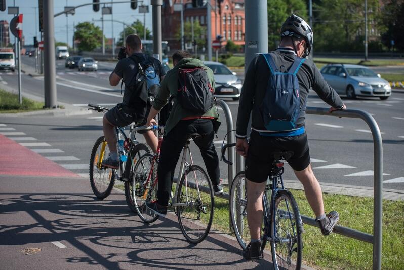 Projekt przebudowy skrzyżowań, w taki sposób by były bezpieczne dla rowerzystów i pieszych to jedno z zadań firmy, która wygra przetarg. Nz. zmodernizowany przejazd przez ul. Popiełuszki w stronę Błędnika