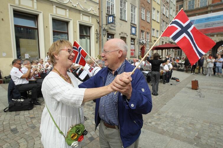Długi Targ, 2 czerwca. Koncert norweskiej orkiestry Hamar Veterankorps. Orkiestra pochodzi z norweskiej miejscowości Hamar, położonej 120 km na północ od Oslo. Najstarszy członek zespołu liczy sobie 86 lat, w orkiestrze zaś nikt nie ma poniżej lat siedemdziesięciu