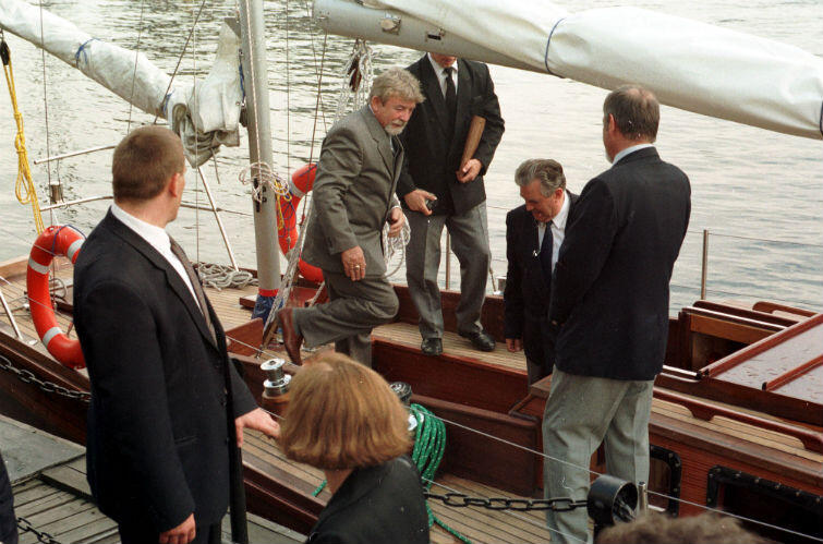 Maj 1998, płk. Ryszard Kukliński w Gdańsku ogląda swój jacht