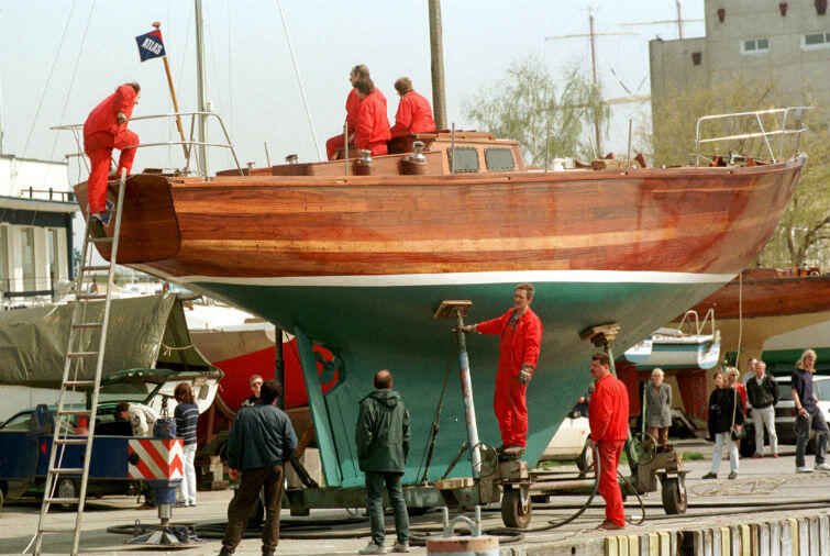 Wodowanie jachtu płk. Kuklińskiego w 1998 roku w Yacht Club Stoczni Gdynia 
