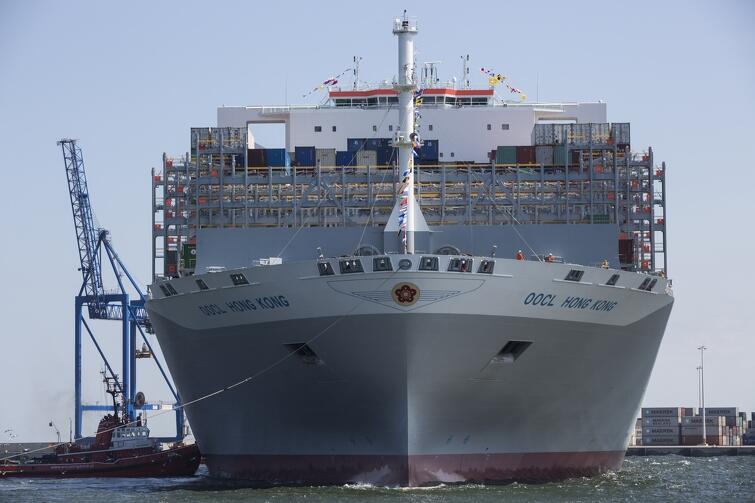 W środę, 28 czerwca, do terminalu kontenerowego DCT przypłynął największy kontenerowiec świata. Do naszego portu zawinął na około 36 godzin. Gdyby postawić go obok Ratusza Głównego Miasta, okazałoby się, że 83-metrowy budynek jest wyższy od statku o niespełna 10 metrów. Jest na co popatrzeć, bo OOCL Hong Kong to prawdziwy kolos!