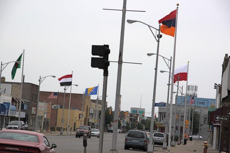 Cały świat za progiem domu: w Hamtramck powiewają flagi USA, Polski, Bangladeszu, Bośni i Hercegowiny, Jemenu i Armenii