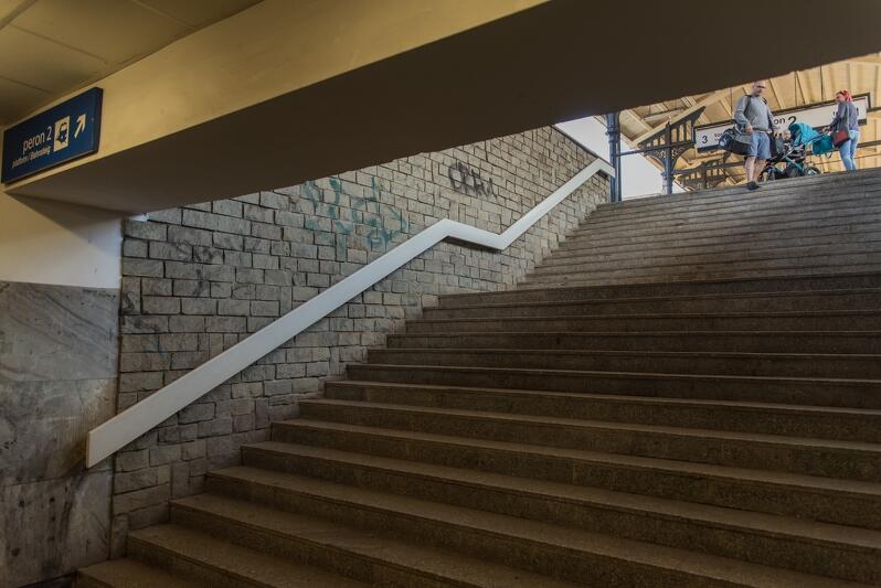 Schody przestaną być barierą dla podróżnych, przy wejściach na perony z obu stron pojawią się windy i ruchome schody
