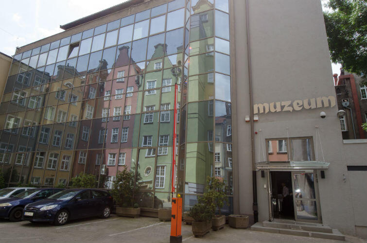 Dziedziniec Ratusza Głównego Miasta Gdańska od strony ul. Piwnej. To tu stanie winda