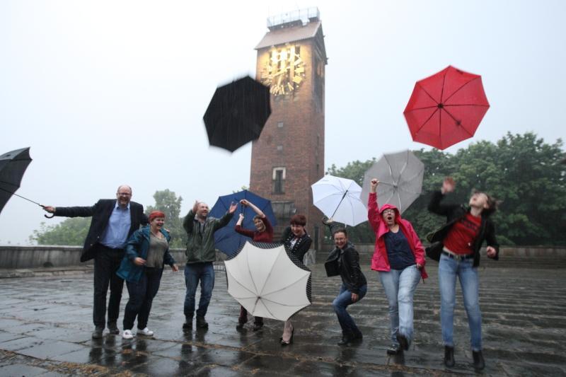 Co tam deszcz gdy jest się z czego cieszyć. Zegar wieżowy przy dawnym schronisku Pawła Beneke w Gdańsku znów odmierza czas!