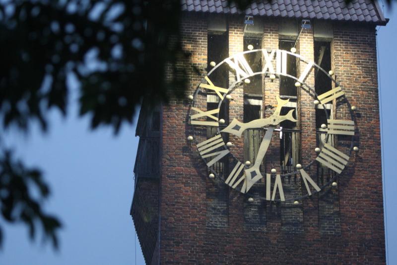 Tarcza zegara na Biskupiej Górce dzięki oświetleniu będzie widoczna także po zmroku