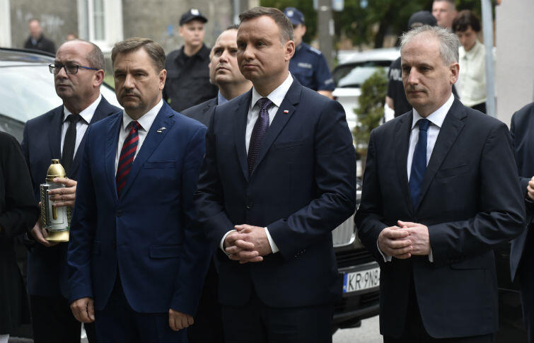 Stoją na pierwszym planie (od lewej): Piotr Duda - przewodniczący NSZZ Solidarność, Andrzej Duda - prezydent RP, Dariusz Drelich - wojewoda pomorski