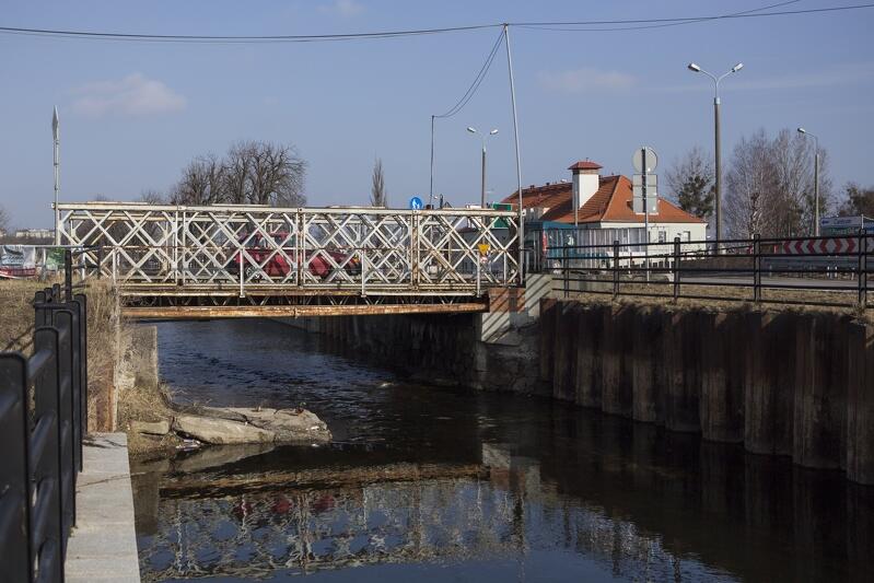 Most łączący dwa brzegi Raduni musi jeszcze poczekać na modernizację - by nie zakorkować na dobre tej części miasta