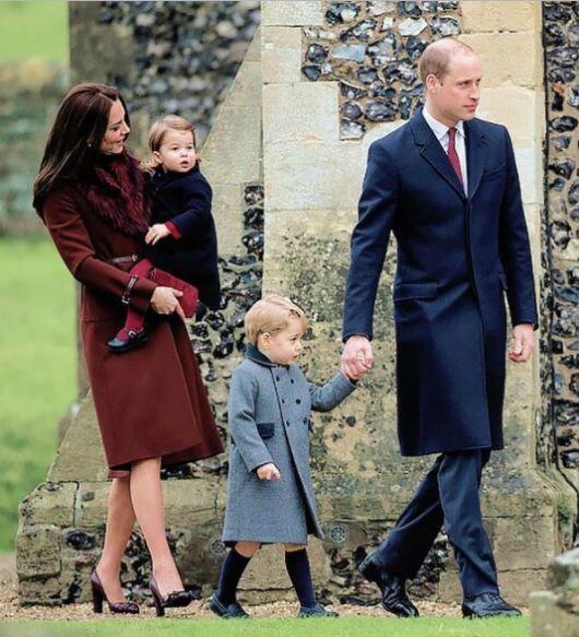 Para książęca z dziećmi - Charlottą i Georgem - w drodze do kościoła w Englefield w hrabstwie Berkshire. Kate ma na sobie płaszcz Hobbs Unlimited Celeste