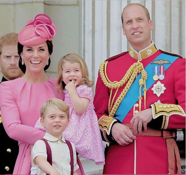 Czasem trzeba ubrać się bardzo formalnie, zwłaszcza na uroczystość w Pałacu Buckingham. William w mundurze, Kate w różowej sukni Alexandra McQueena