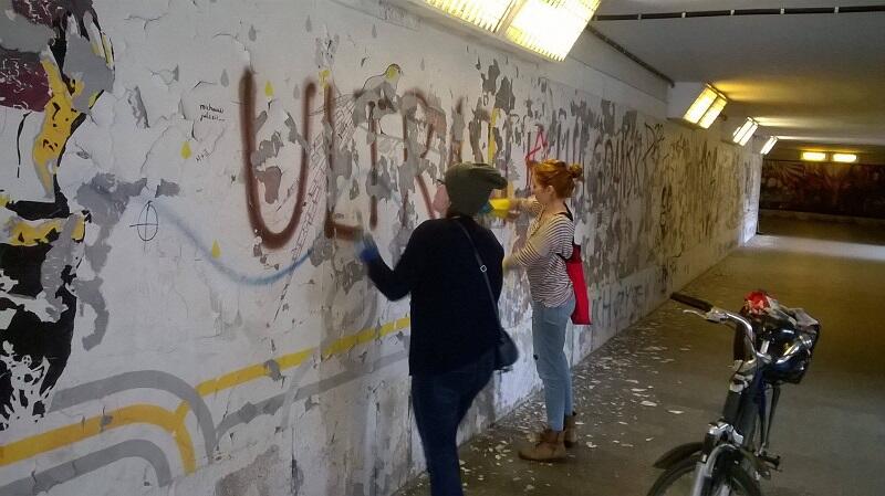 Ściana w podziemnym przejściu jest już czysta i czeka na artystów. Przygotowały ją wraz z Iwoną Zając, pracownice GTS: Karolina Lipińska i Anna Ratkiewicz-Syrek 
