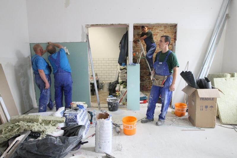 Ekipa specjalna GZNK remontuje zalane podczas powodzi mieszkanie komunalne