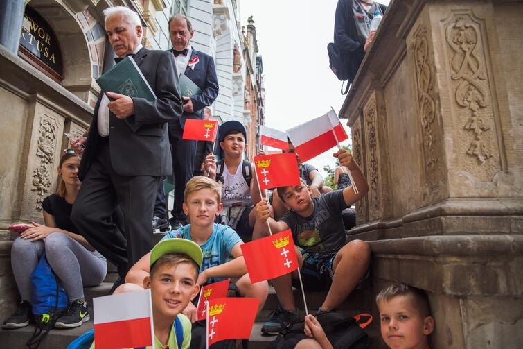 Po odśpiewaniu hymnu. Chórzyści schodzą za sceny bocznymi schodami Dworu Artusa - młodzi uczestnicy wydarzenia są w świetnych nastrojach, podobnie jak wszyscy, którzy w niedzielę, 16 lipca, przyszli na Długi Targ zaśpiewać Mazurka Dąbrowskiego