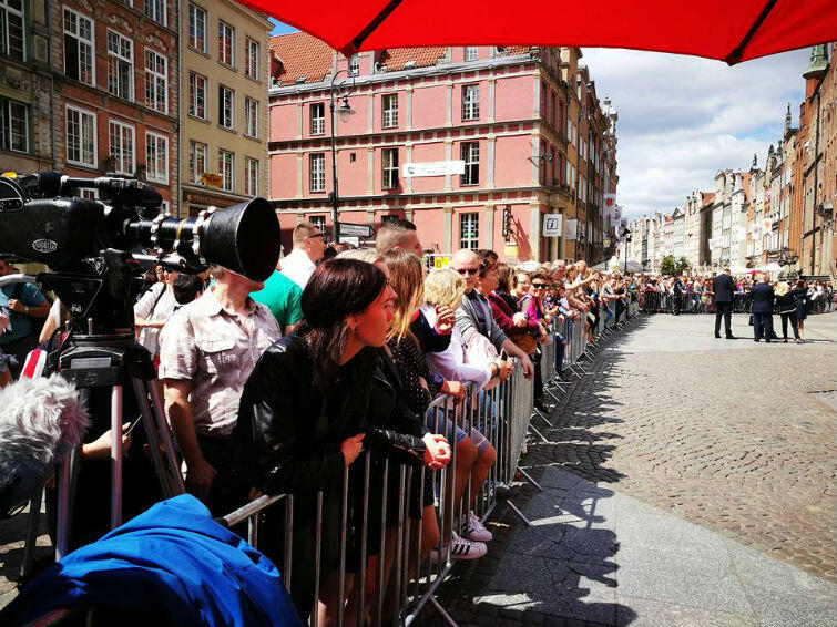 Tysiące osób witały parę książęcą przed Dworem Artusa (na zdjęciu), pod Gdańskim Teatrem Szekspirowskim i Pomnikiem Poległych Stoczniowców. Tylko nieliczni widzieli Kate i Williama z bliska, ale chyba nikt nie żałował, że przyszedł ich powitać
