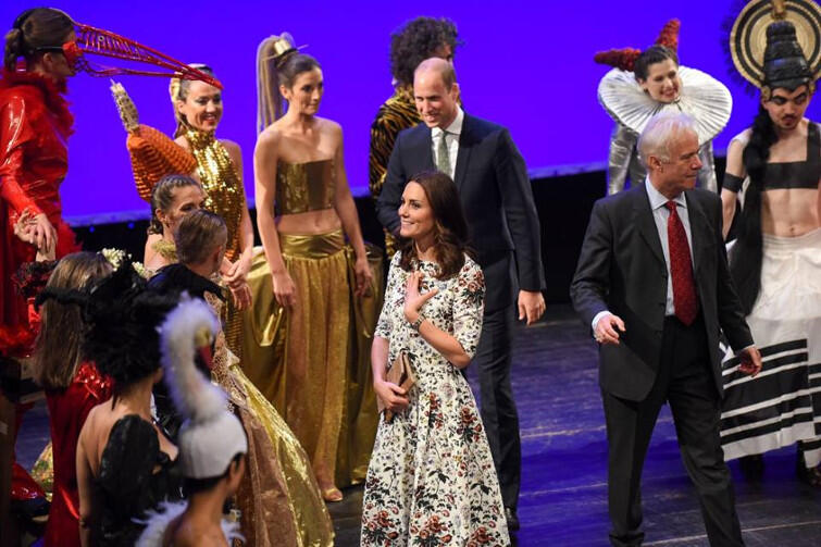 Książę i księżna na scenie wśród aktorów w GTS