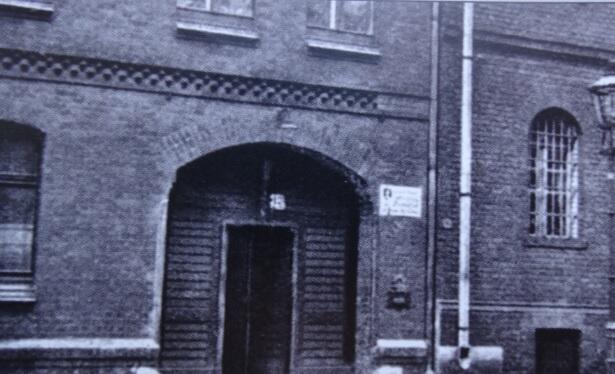 Północne skrzydło więzienia przy Schiesstange 12, brama więzienna, stan z lat 30. Do 1947 roku wchodziło się wprost z ulicy, a później odcinek Kurkowej między Strzelecką i 3 Maja włączono do ścisłego terenu aresztu