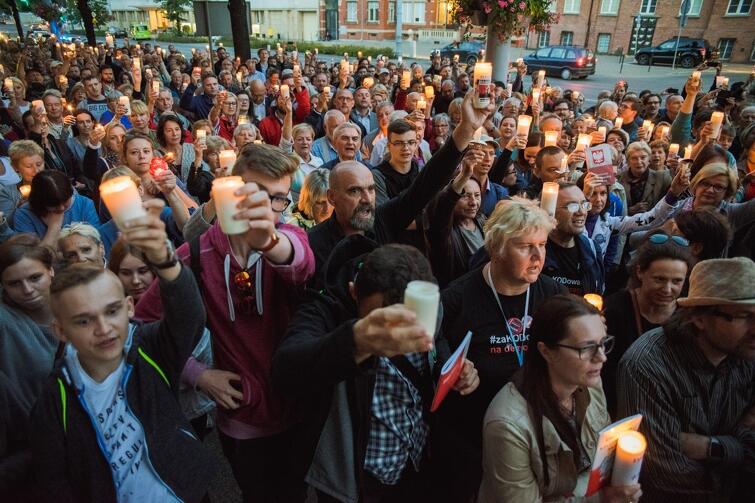 I obowiązkowo świeczki, znicze - bo jest to Protest Światła przeciwko niszczeniu fundamentów polskiej demokracji