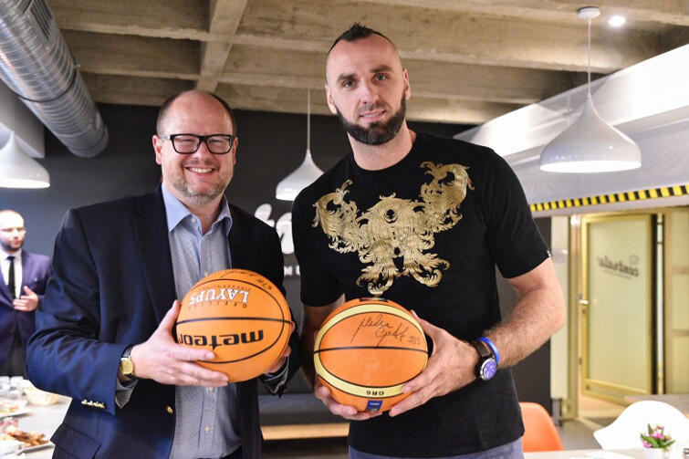 Prezydent Gdańska Paweł Adamowicz i gwiazda NBA Marcin Gortat spotkali się na śniadaniu w Barze Centrala w budynku Urzędu Miasta