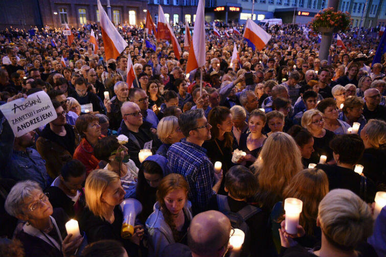 Tłum protestujących w czwartek, 20 lipca, przed siedzibą Sądu Okręgowego w Gdańsku 