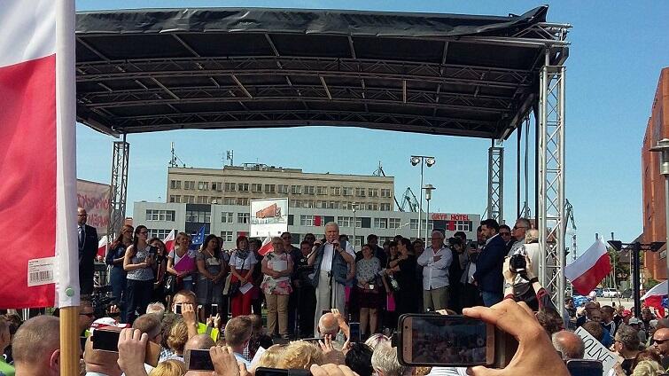 Lech Wałęsa przemawia na manifestacji
