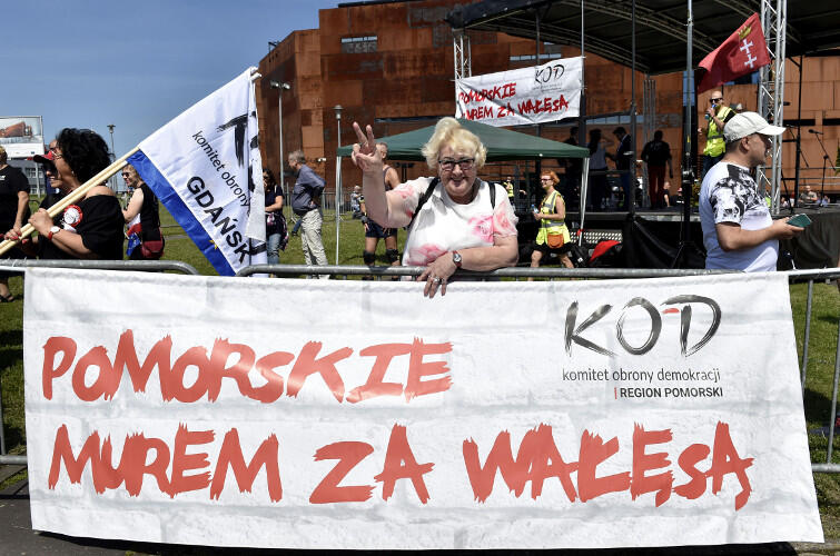 Henryka Krzywonos, posłanka PO, przed budynkiem ECS w czasie sobotniego protestu w obronie niezależnych sądów