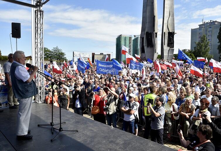 Lech Wałęsa przemawia w sobotę podczas demonstracji na pl. Solidarności