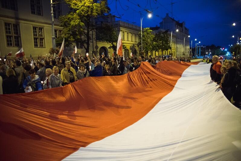 Gigantyczna flaga Polski, tzw. sektorówka rozwinięta podczas poniedziałkowego protestu. To był piękny gest