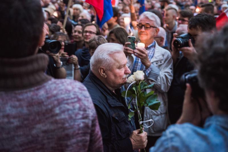 Prezydent Lech Wałęsa opuszcza zgromadzenie z wiązką białych róż 