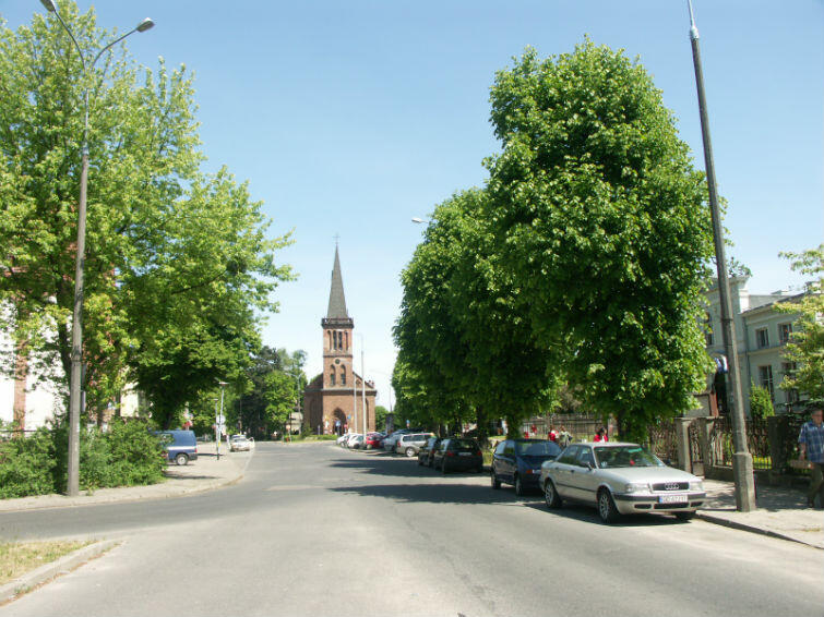 Ulica Gościnna z dawnym kościołem ewangelickim w tle