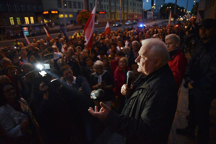 Lech Wałęsa przemawia do zebranych we wtorkowy wieczór, 25 lipca, pod budynkiem Sądu Okręgowego w Gdańsku