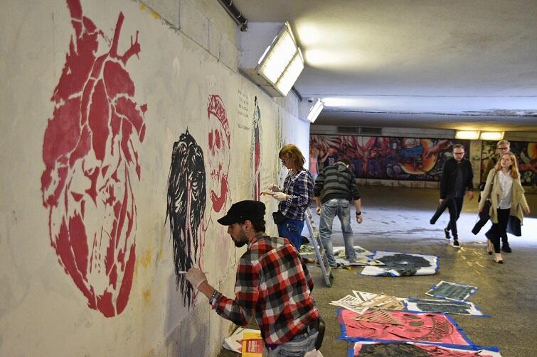 Od wczoraj uczestnicy warsztatów malują w tunelu pod Okopową mural inspirowany spektakalem Zakochany Szekspir, który możemy zobaczyć w GTS