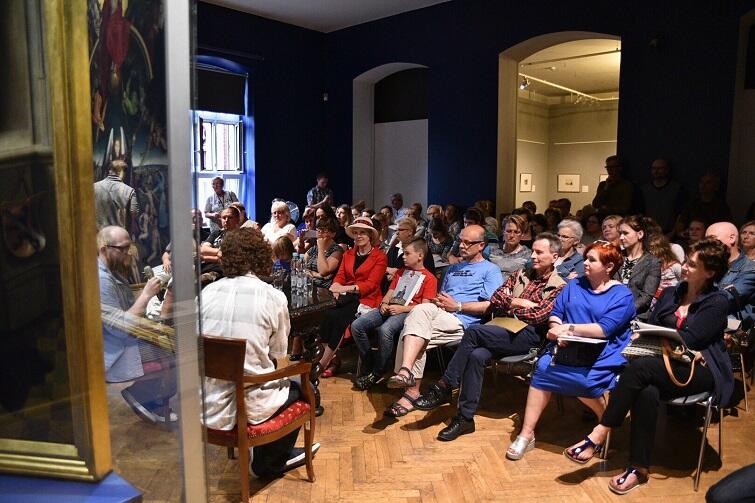 W Sali Memlinga w MN zebrało się kilkadziesiąt osób zainteresowanych rysunkową opowieścią o Hansie Memlingu 