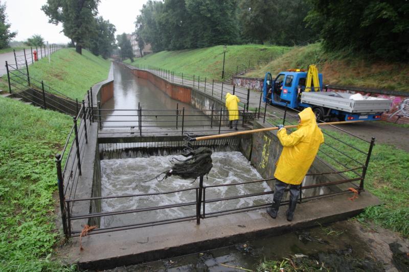 Służby Gdańskich Wód oczyszczają kraty na Kanale Raduni ze szlamu