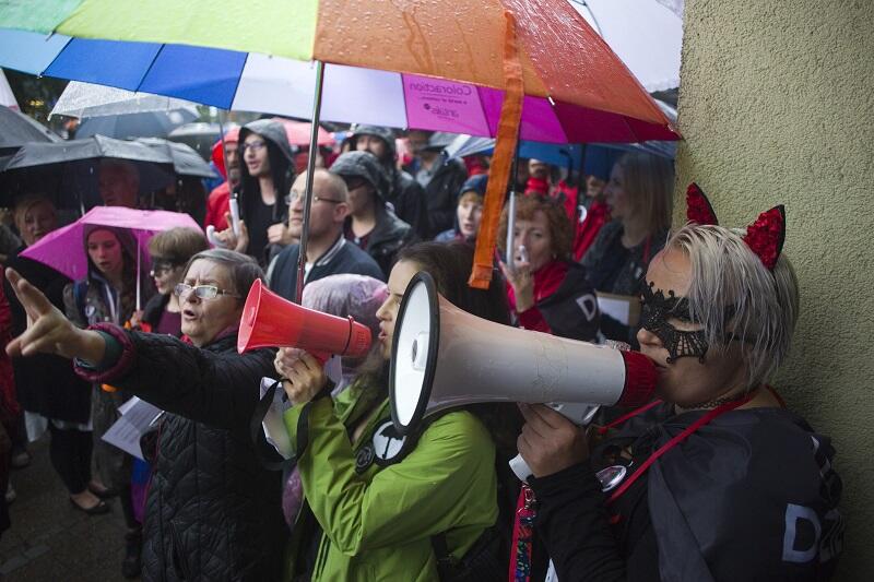 Protest zorganizowany przez Ogólnopolski Strajk Kobiet pod biurem poselskim PiS w Gdańsku