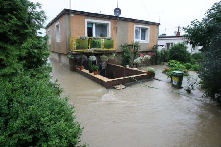 Woda wdarła się na posesję domu przy ul. Kampinoskiej
