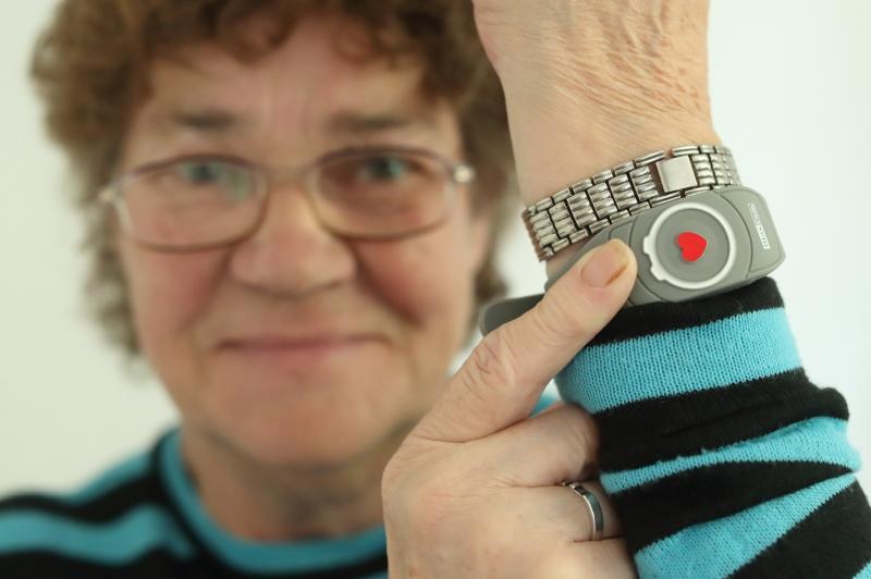 Jolanta Janowska prezentuje bransoletkę z przyciskiem alarmowym